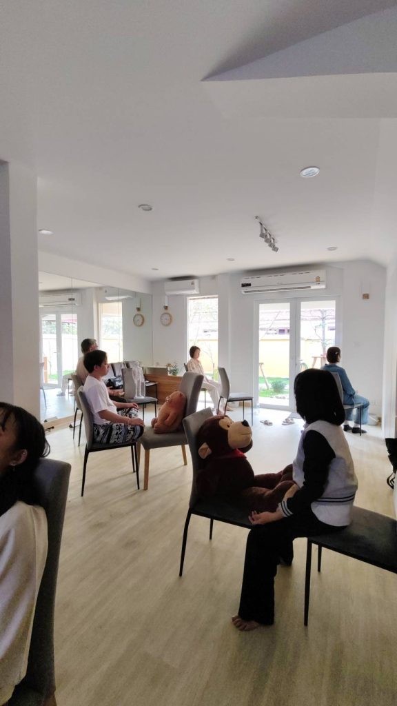 เรียนเรกิที่ไหนดี โรงเรียนสอนเรกิ Energy Mastery Academy
คลาสเรียนเรกิ Reiki course ครูเรกิสอนผู้เรียน
ใบรับรองเรกิ Reiki certificate Lineage ชัดเจน
เครื่องมือวัดพลังงานเรกิ Energy measurement tool
คลาสเรกิรวม Group Reiki class ผู้เรียนหลายคน
คลาสเรกิไพรเวท Private Reiki class 1 on 1
อาจารย์เบลล่า Reiki Master Energy Mastery Academy
การแอดทูนเรกิ Reiki Attunement ceremony
ผู้เรียนฝึก Self-Reiki ดูแลตัวเอง เรียนเรกิ
