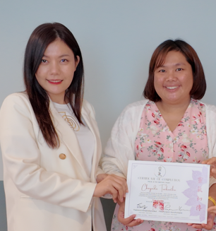 เรียนเรกิที่ไหนดี โรงเรียนสอนเรกิ Energy Mastery Academy
คลาสเรียนเรกิ Reiki course ครูเรกิสอนผู้เรียน
ใบรับรองเรกิ Reiki certificate Lineage ชัดเจน
เครื่องมือวัดพลังงานเรกิ Energy measurement tool
คลาสเรกิรวม Group Reiki class ผู้เรียนหลายคน
คลาสเรกิไพรเวท Private Reiki class 1 on 1
อาจารย์เบลล่า Reiki Master Energy Mastery Academy
การแอดทูนเรกิ Reiki Attunement ceremony
ผู้เรียนฝึก Self-Reiki ดูแลตัวเอง
