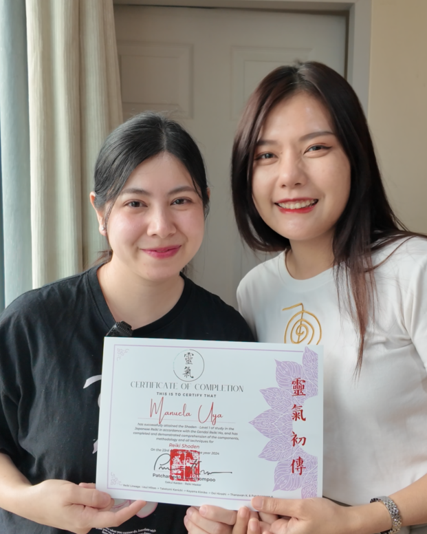 เรียนเรกิที่ไหนดี โรงเรียนสอนเรกิ Energy Mastery Academy
คลาสเรียนเรกิ Reiki course ครูเรกิสอนผู้เรียน
ใบรับรองเรกิ Reiki certificate Lineage ชัดเจน
เครื่องมือวัดพลังงานเรกิ Energy measurement tool
คลาสเรกิรวม Group Reiki class ผู้เรียนหลายคน
คลาสเรกิไพรเวท Private Reiki class 1 on 1
อาจารย์เบลล่า Reiki Master Energy Mastery Academy
การแอดทูนเรกิ Reiki Attunement ceremony
ผู้เรียนฝึก Self-Reiki ดูแลตัวเอง