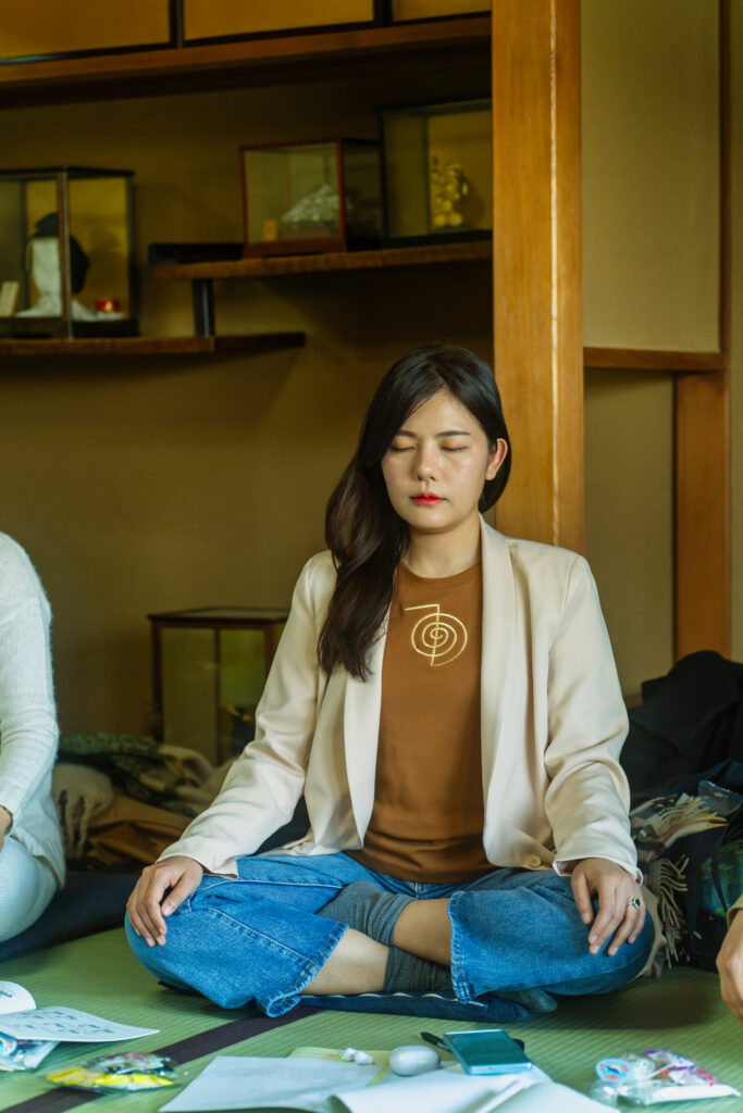 อาจารย์เบลล่า Attune นักเรียนเรกิ Energy Mastery Academy Reiki Attunement